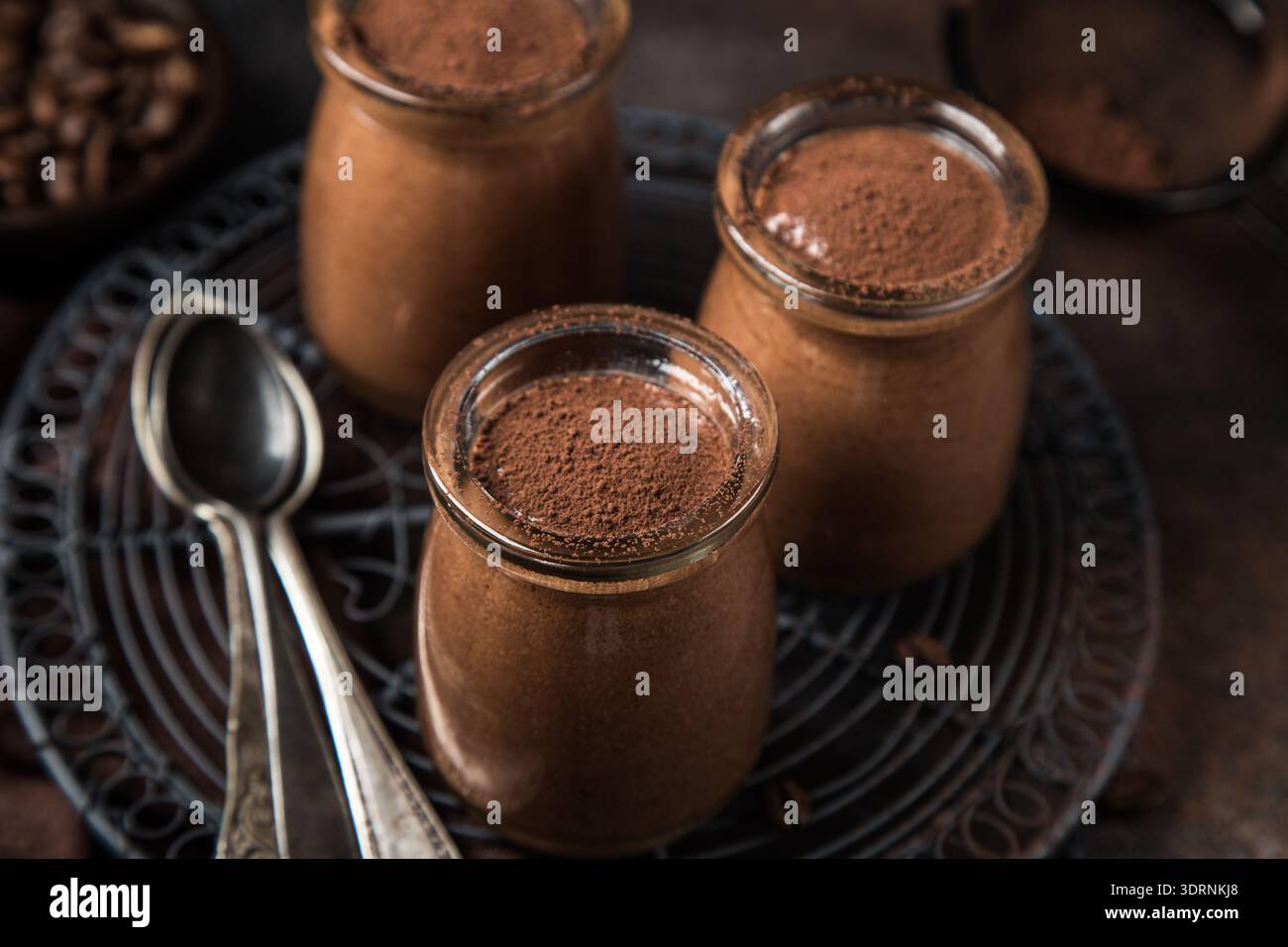 Mousse de café au chocolat dans des bocaux en verre Banque D'Images