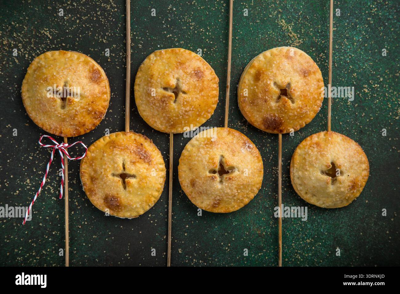 La tarte aux pommes saute sur fond vert foncé. Banque D'Images