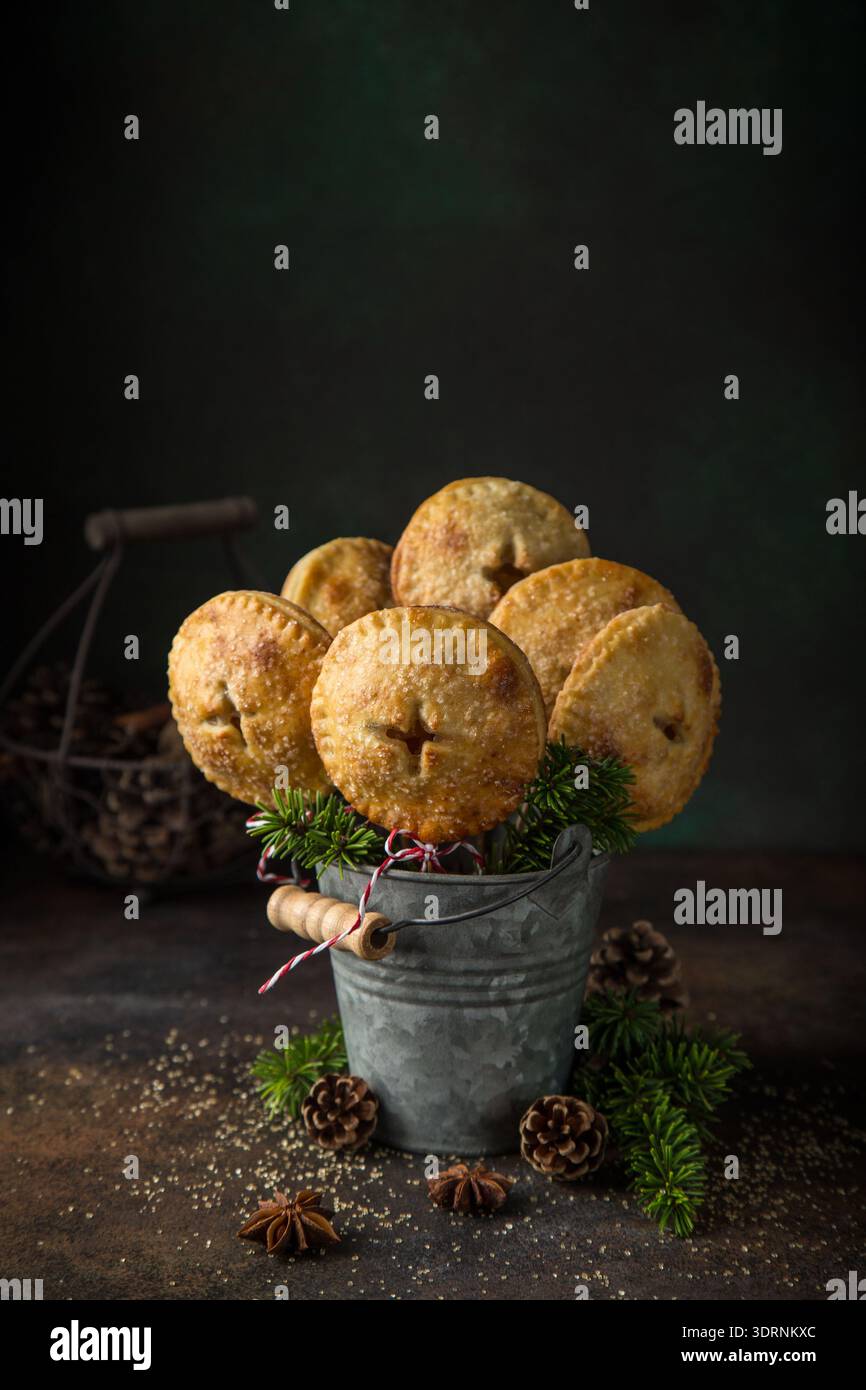 Pompons de tarte aux pommes, fond sombre, Banque D'Images