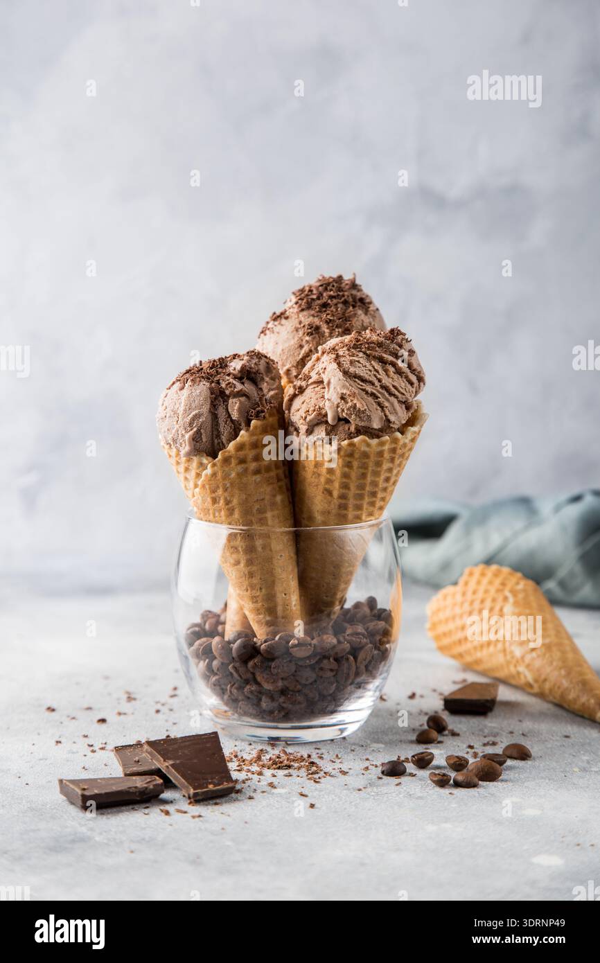 Glace au chocolat en cônes alvéolés Banque D'Images
