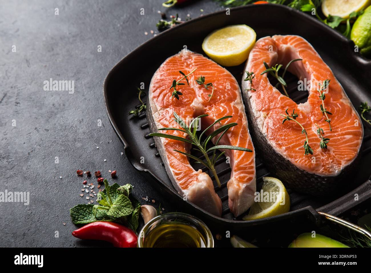 Steaks de saumon crus frais sur une poêle à griller prête à cuire Banque D'Images