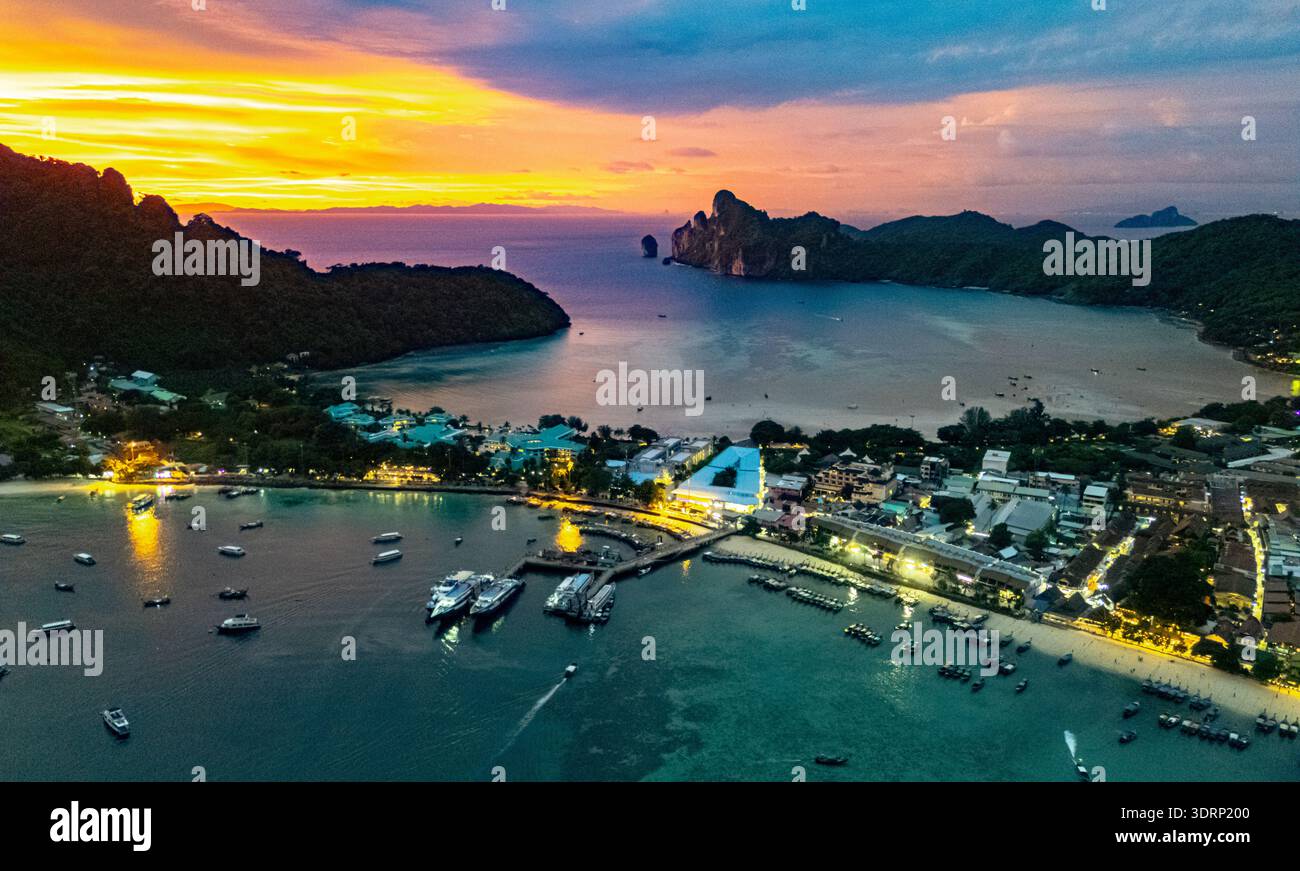 Coucher de soleil sur l'île de Phi Phi dans la province de Krabi, Thaïlande Banque D'Images