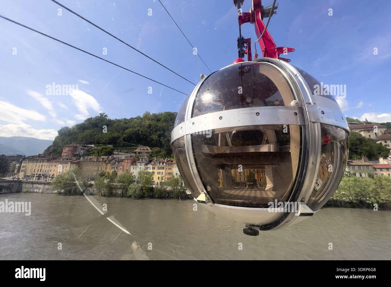 Cabine sphérique de téléphérique au-dessus de l'Isère avec vue sur la vieille ville, Grenoble, Auvergne-Rhône-Alpes, France Banque D'Images