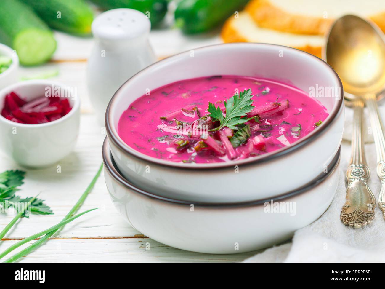 Soupe d'été traditionnelle fraîche fraîche de légumes à base de betterave, concombre, aneth, persil, oignon vert, oeufs et crème sure Banque D'Images