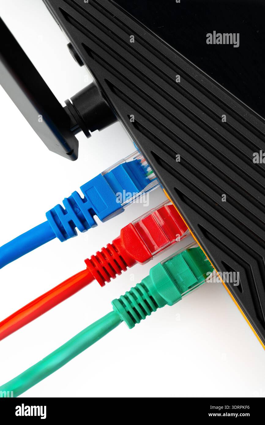 Routeur réseau avec câbles Ethernet colorés connectés pour l'accès à Internet et le transfert de données Banque D'Images