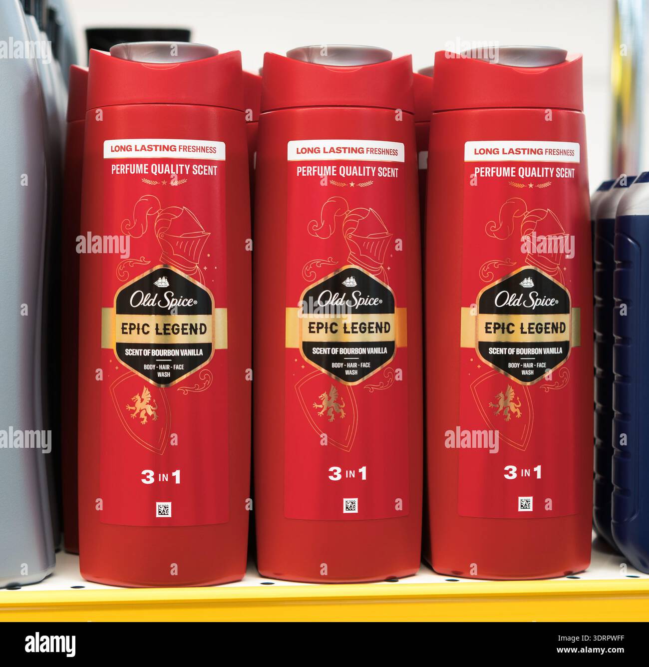 Zaporizhzhia, Ukraine - 22 juin 2025 : Old Spice Epic Legend Scent of Bourbon Vanilla 3 en 1 bouteilles soigneusement disposées sur une étagère de magasin de détail Banque D'Images