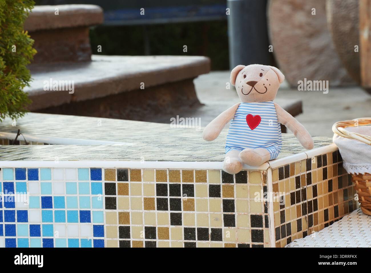 Ours en peluche avec coeur assis dans la lumière chaude du soleil symbolisant un style de vie esthétique douce enfant intérieur guérison culture de soin de soi bien-être émotionnel et Banque D'Images