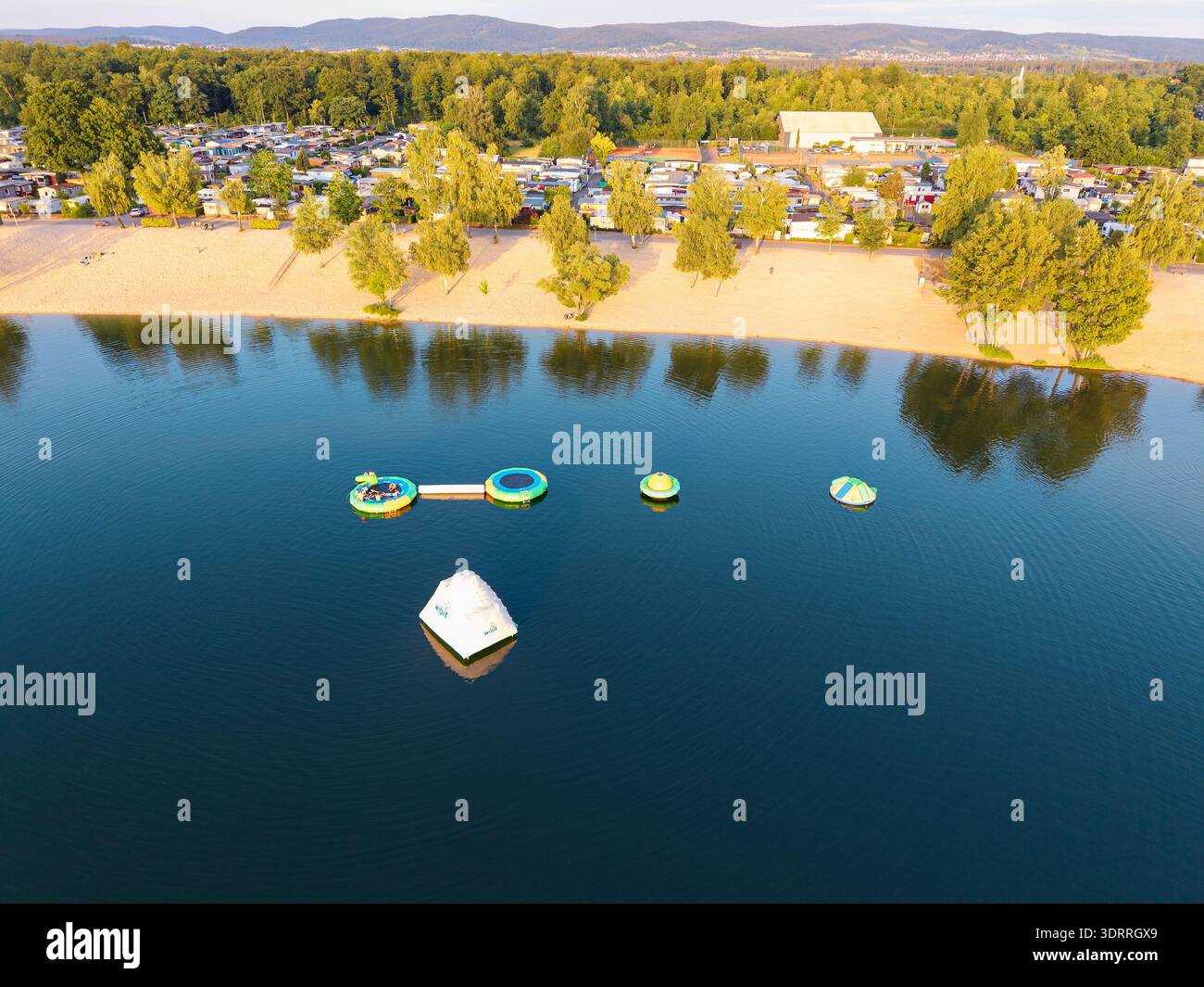 Vue aérienne sur un lac allemand avec un parc de caravanes. Banque D'Images