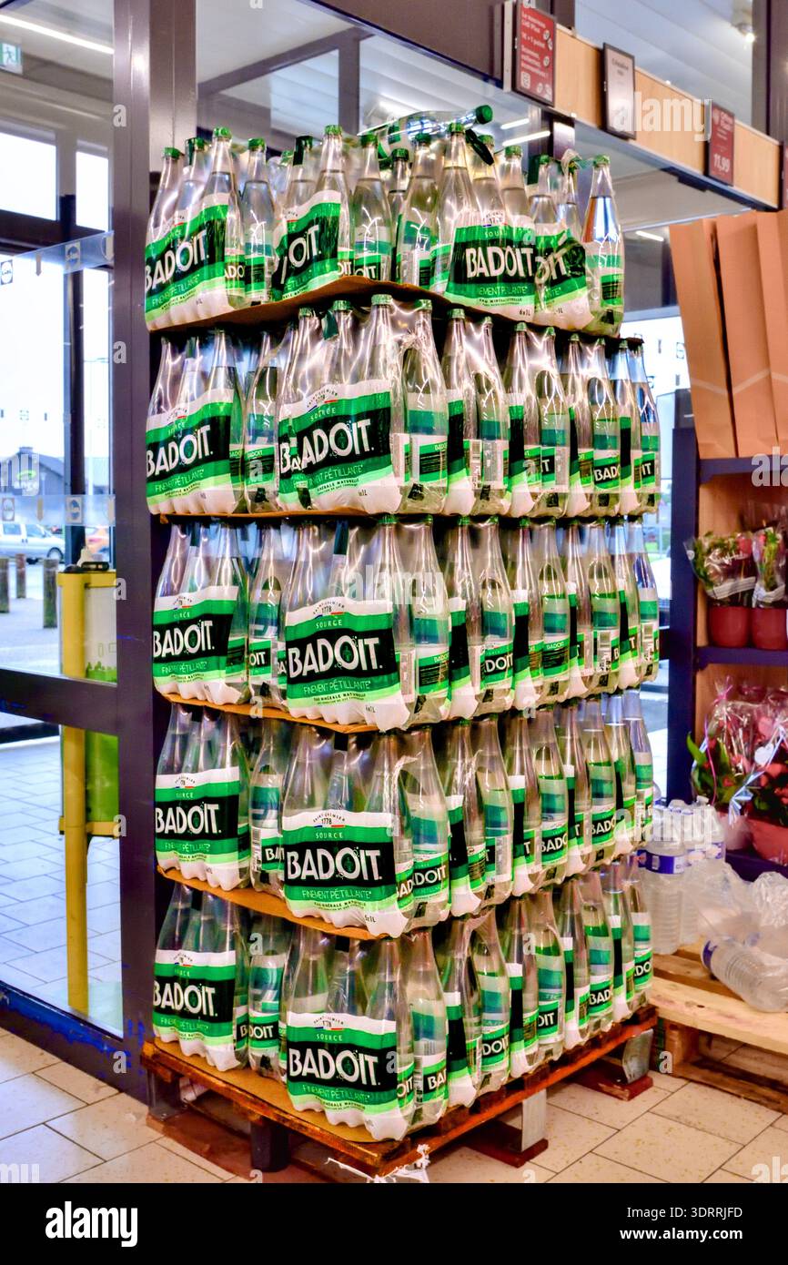 Pile de bouteilles d'eau Badoit dans le supermarché Lidl - Chatellerault, Vienne (86), France. Banque D'Images