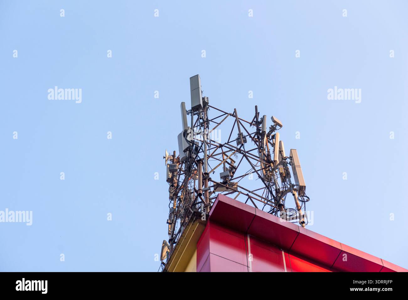 Tour mobile au sommet d'un bâtiment isolé sur le ciel bleu Banque D'Images