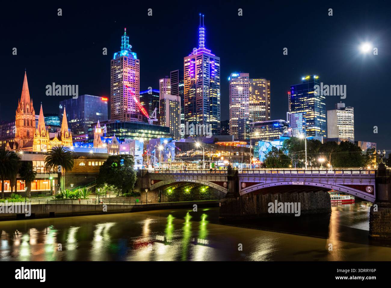 Lumières colorées de la ville la nuit au cœur de Melbourne, sur la rivière Yarra. Banque D'Images