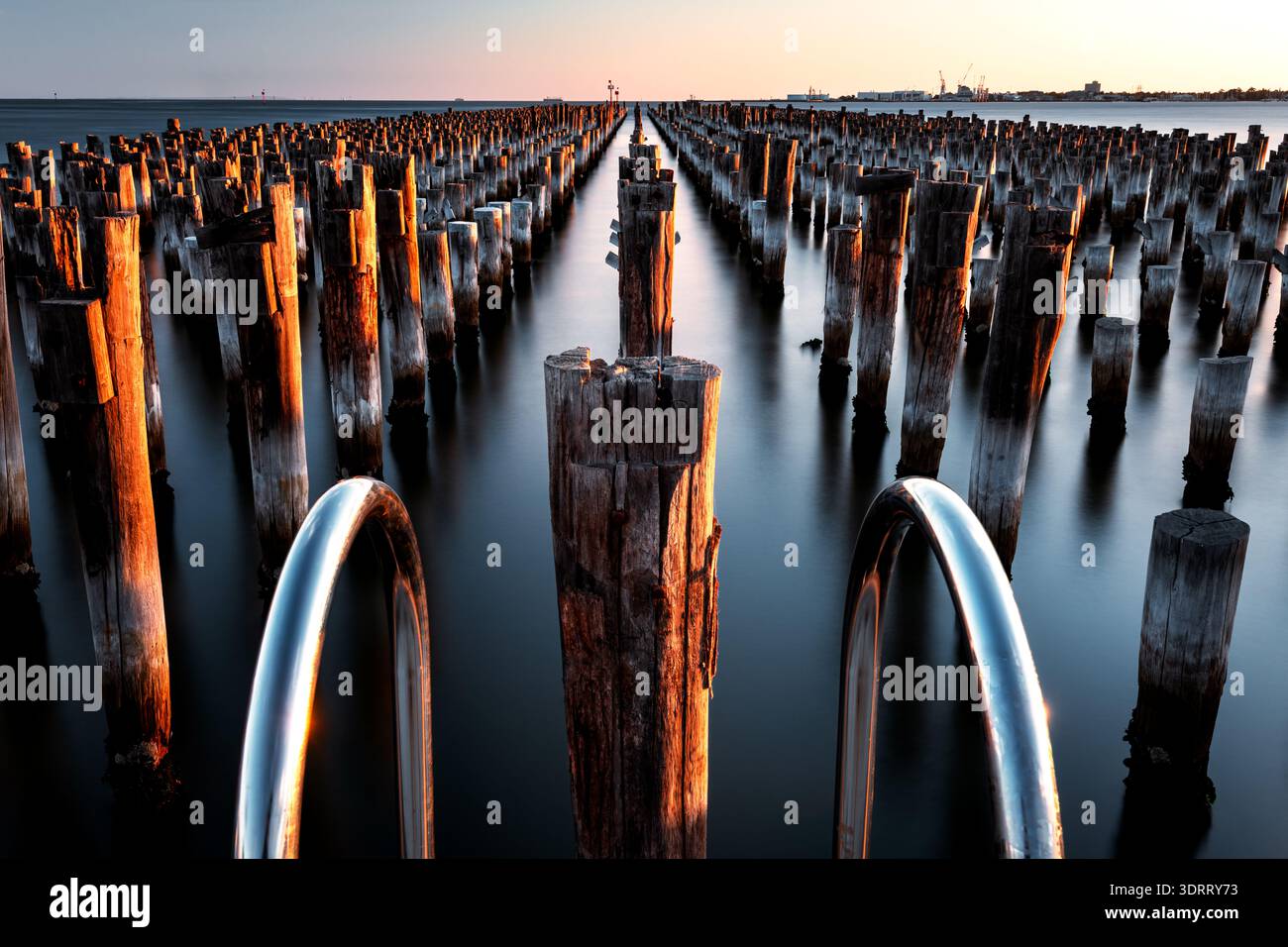 La jetée historique Princes Pier à Port Phillip de Melbourne au dernier jour de la journée. Banque D'Images