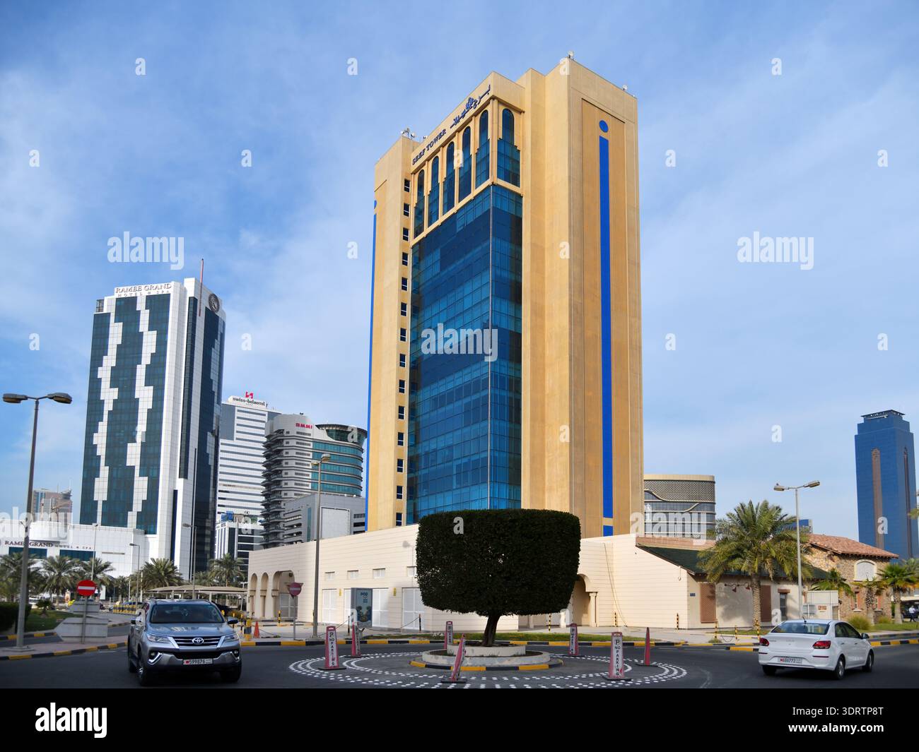 Manama, Bahreïn - 10 février 2026 : Tour de Seef avec Ramee Grand Hotel and Spa derrière, quartier de Seef, Royaume de Bahreïn Banque D'Images