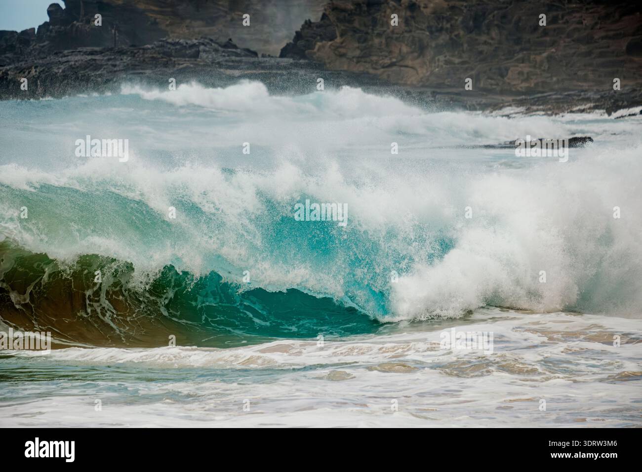 Scène océanique dynamique avec d'énormes vagues d'émeraude frappant des roches volcaniques déchiquetées avec un jet énergique Banque D'Images