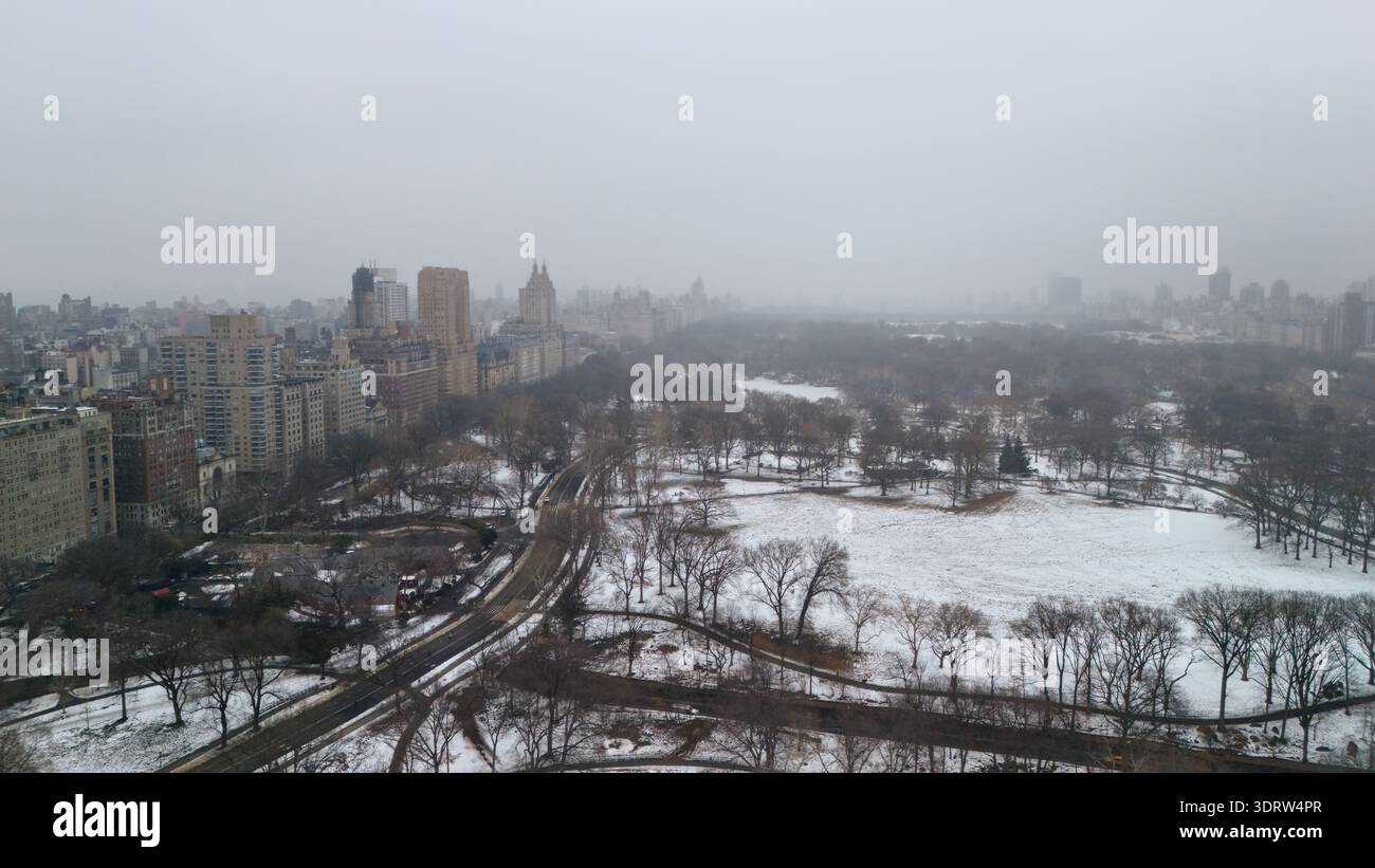 Snowy Central Park avec vue aérienne sur l'Upper West Side le jour gris Banque D'Images
