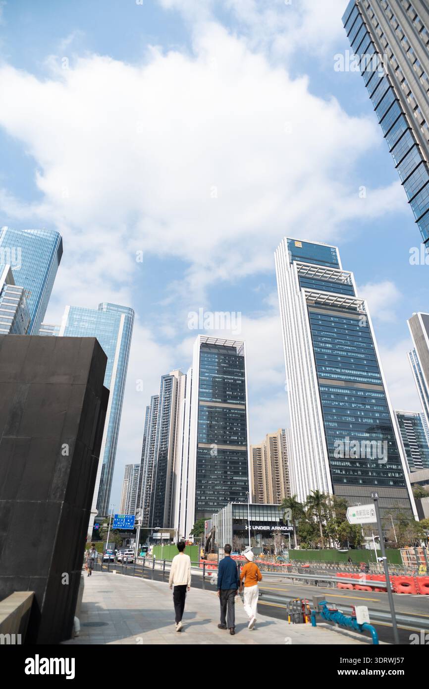 Horizon urbain avec gratte-ciel modernes, piétons marchant sur le trottoir sous ciel nuageux dans les grandes villes Banque D'Images