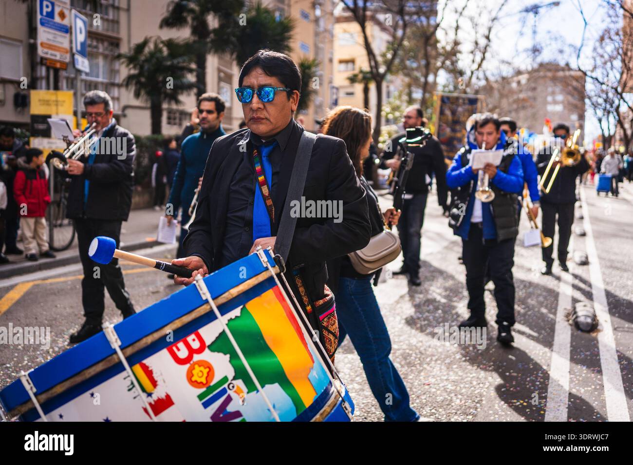 Barcelone, Espagne - 15 février 2026 : des gens pendant le défilé traditionnel du carnaval bolivien avec des personnes masquées en costumes traditionnels du folklore hispanique Banque D'Images