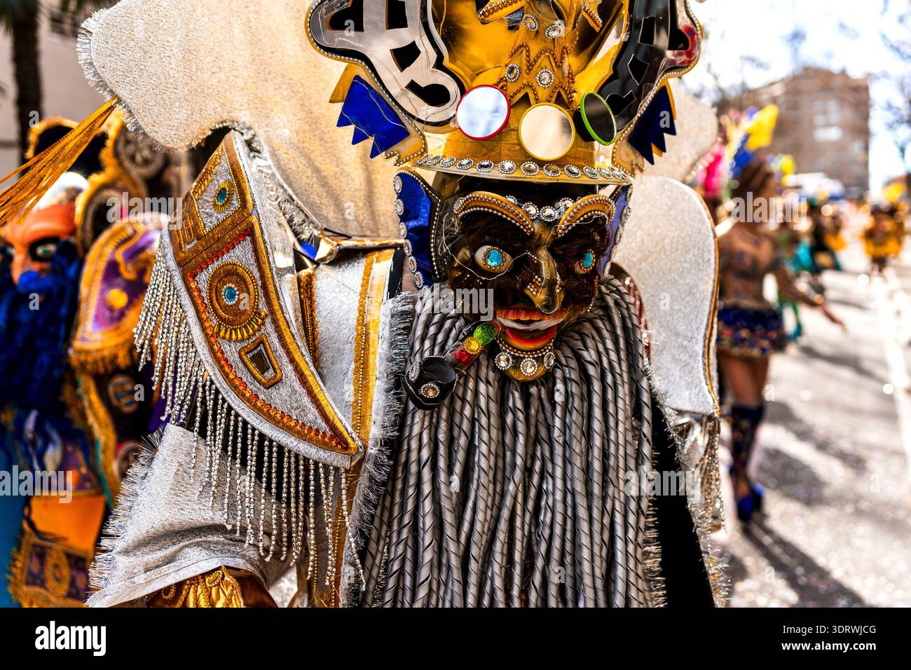 Défilé traditionnel du carnaval bolivien avec des personnes masquées dans des costumes traditionnels du folklore hispanique faisant des performances artistiques Banque D'Images