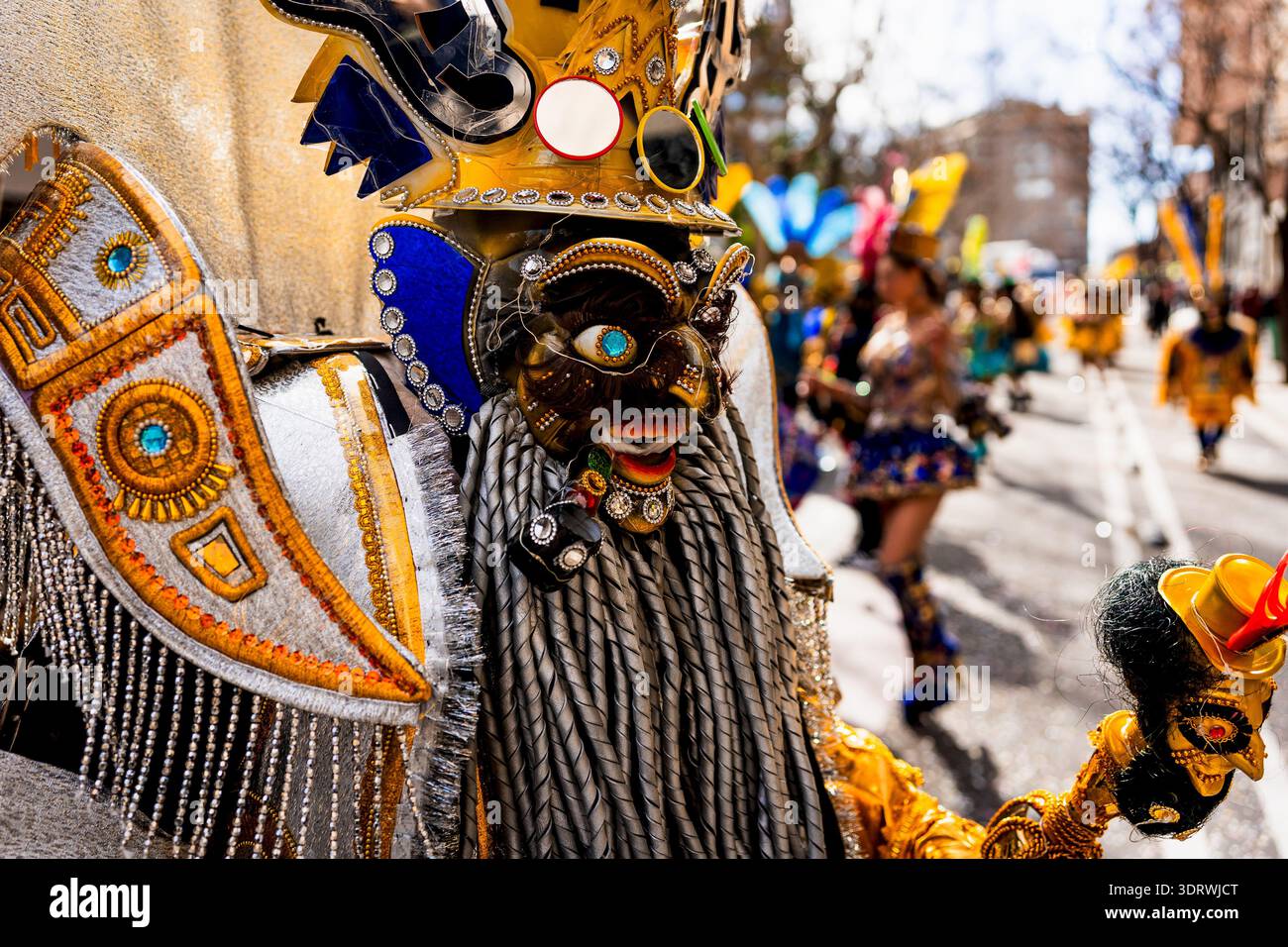 Défilé traditionnel du carnaval bolivien avec des personnes masquées dans des costumes traditionnels du folklore hispanique faisant des performances artistiques Banque D'Images