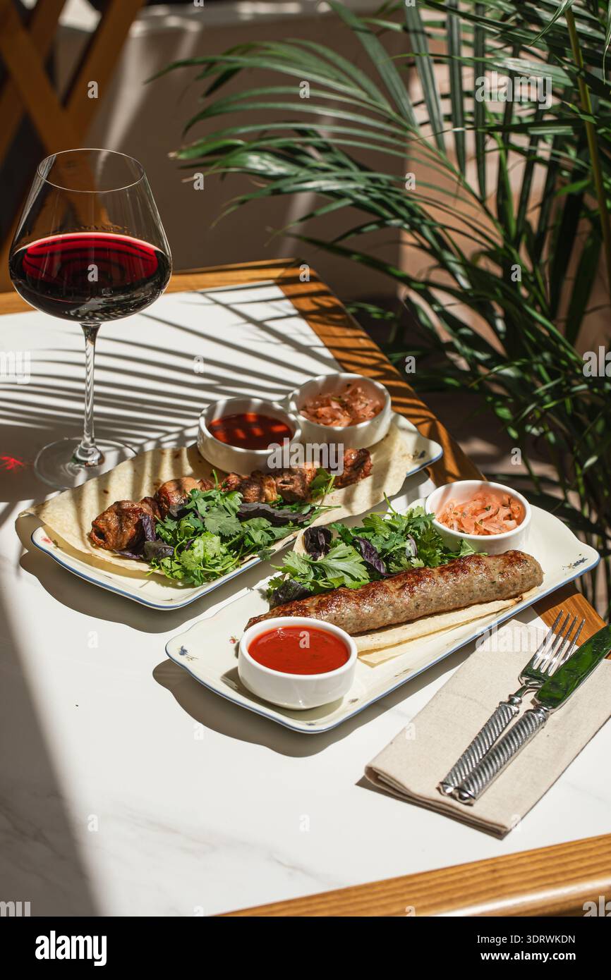 Assortiment de brochettes de viande grillée caucasienne sur la table du restaurant Banque D'Images