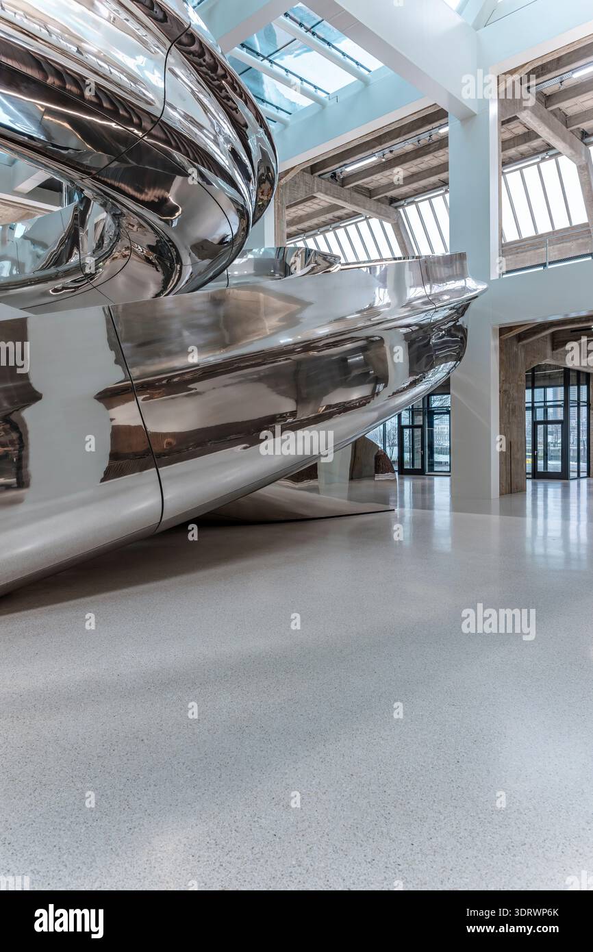 Escalier Tornado au Musée FENIX de la migration, Rotterdam. Par ma Yansong de MAD Architects. L'escalier en acier inoxydable est le centre du musée. Banque D'Images
