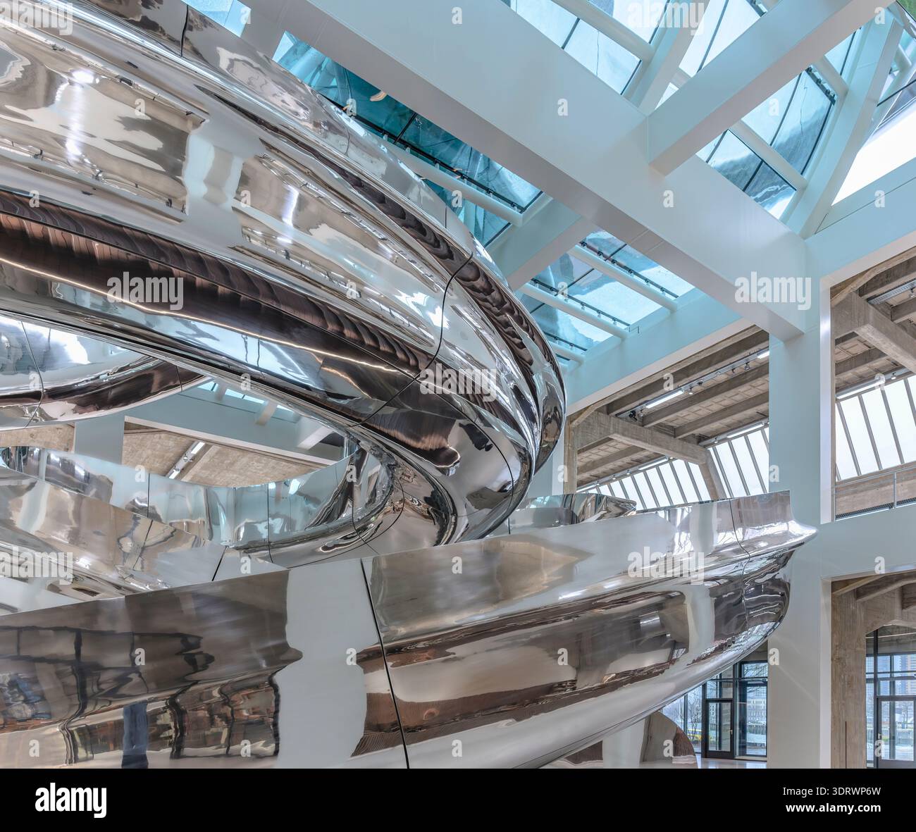 Escalier Tornado au Musée FENIX de la migration, Rotterdam. Par ma Yansong de MAD Architects. L'escalier en acier inoxydable est le centre du musée. Banque D'Images
