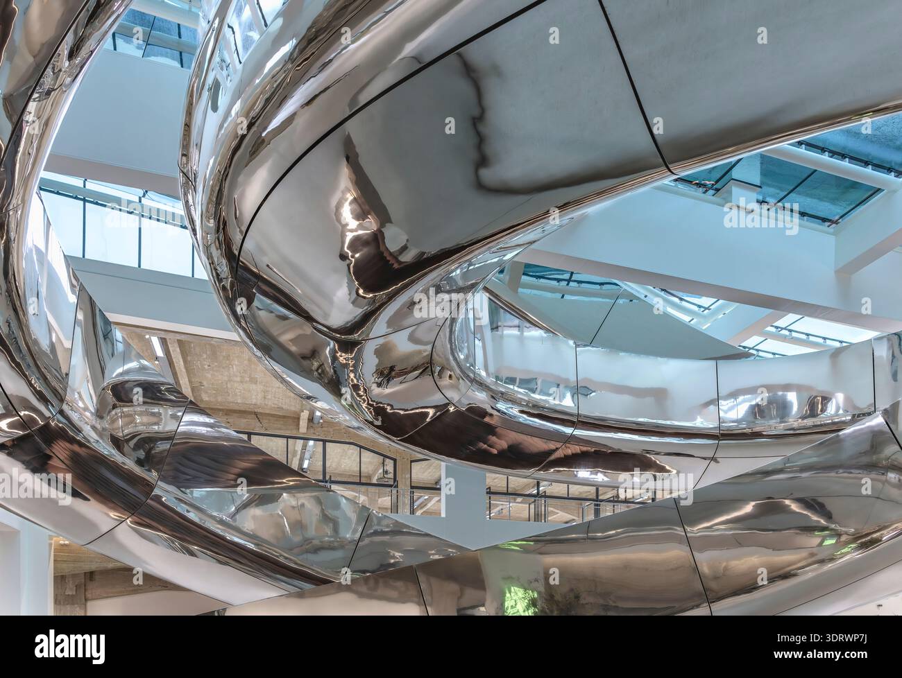 Escalier Tornado au Musée FENIX de la migration, Rotterdam. Par ma Yansong de MAD Architects. L'escalier en acier inoxydable est le centre du musée. Banque D'Images