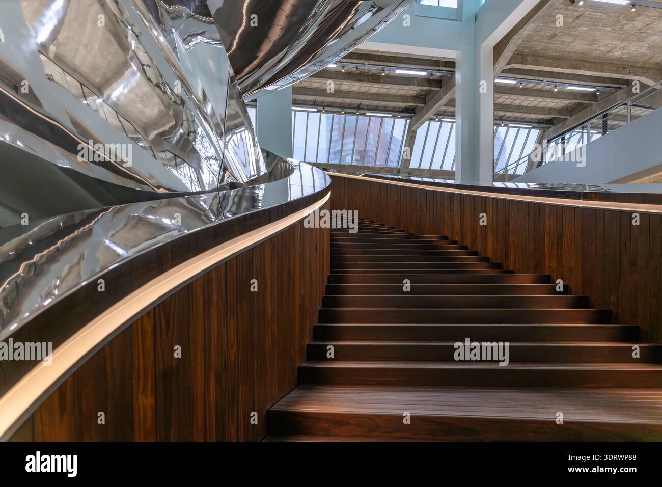 Escalier Tornado au Musée FENIX de la migration, Rotterdam. Par ma Yansong de MAD Architects. L'escalier en acier inoxydable est le centre du musée. Banque D'Images