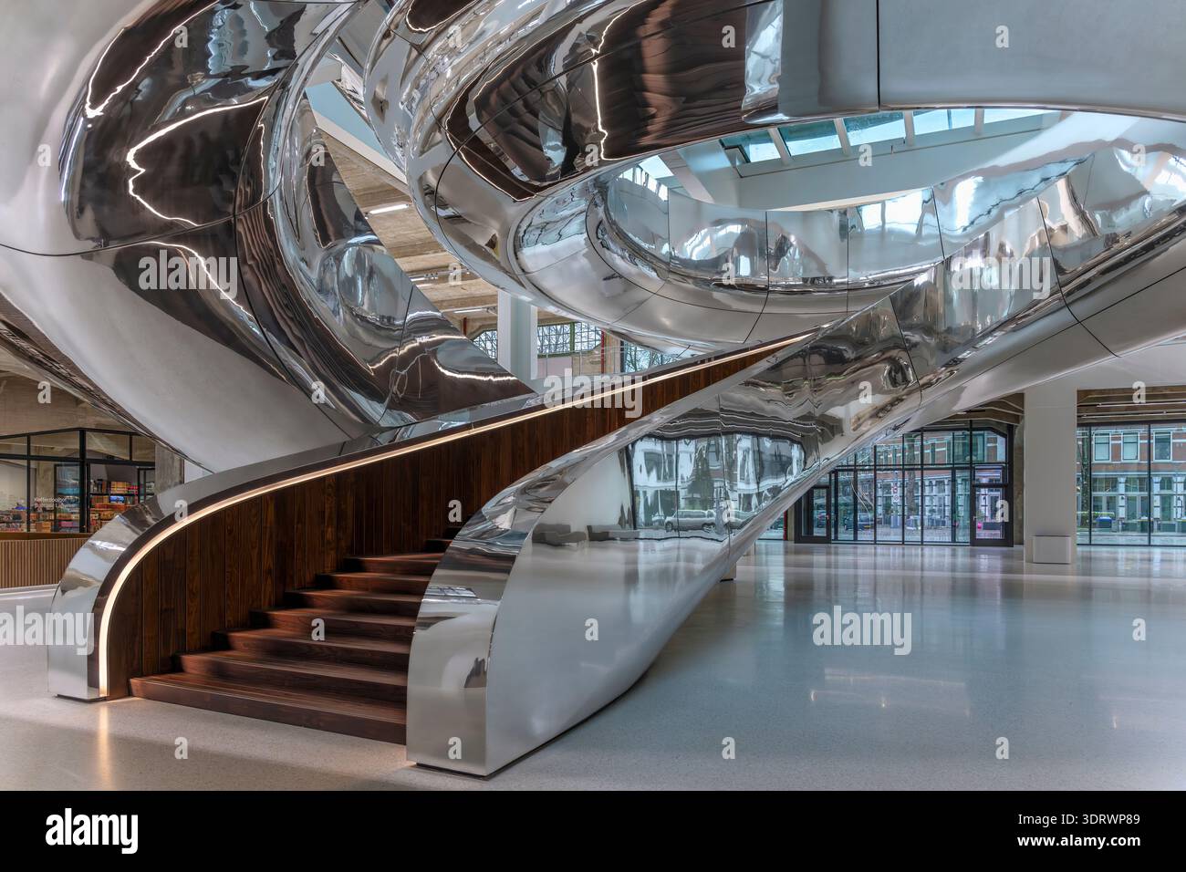 Escalier Tornado au Musée FENIX de la migration, Rotterdam. Par ma Yansong de MAD Architects. L'escalier en acier inoxydable est le centre du musée. Banque D'Images