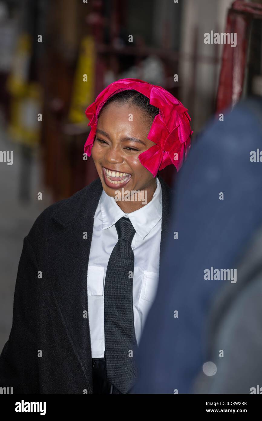 Londres, Royaume-Uni. 19 février 2026. Visiteurs et fashionistas à la London Fashion week London UK crédit : Ian Davidson/Alamy Live News Banque D'Images