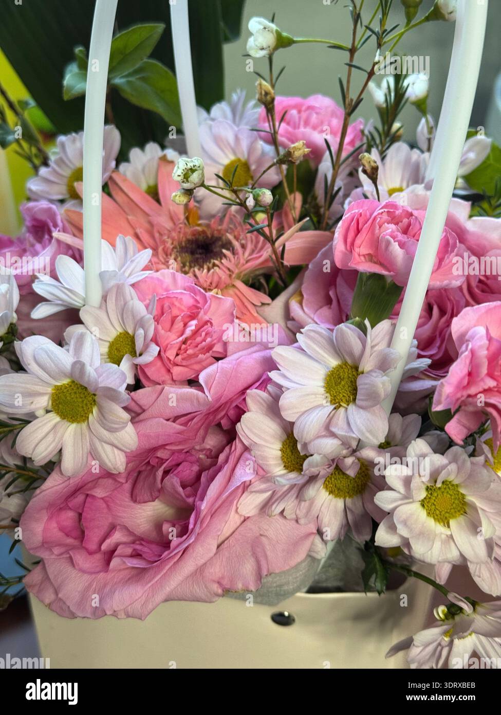 Bouquet de panier floral rose avec roses, gerberas, œillets et chrysanthèmes - Image de stock capturée avec un smartphone
