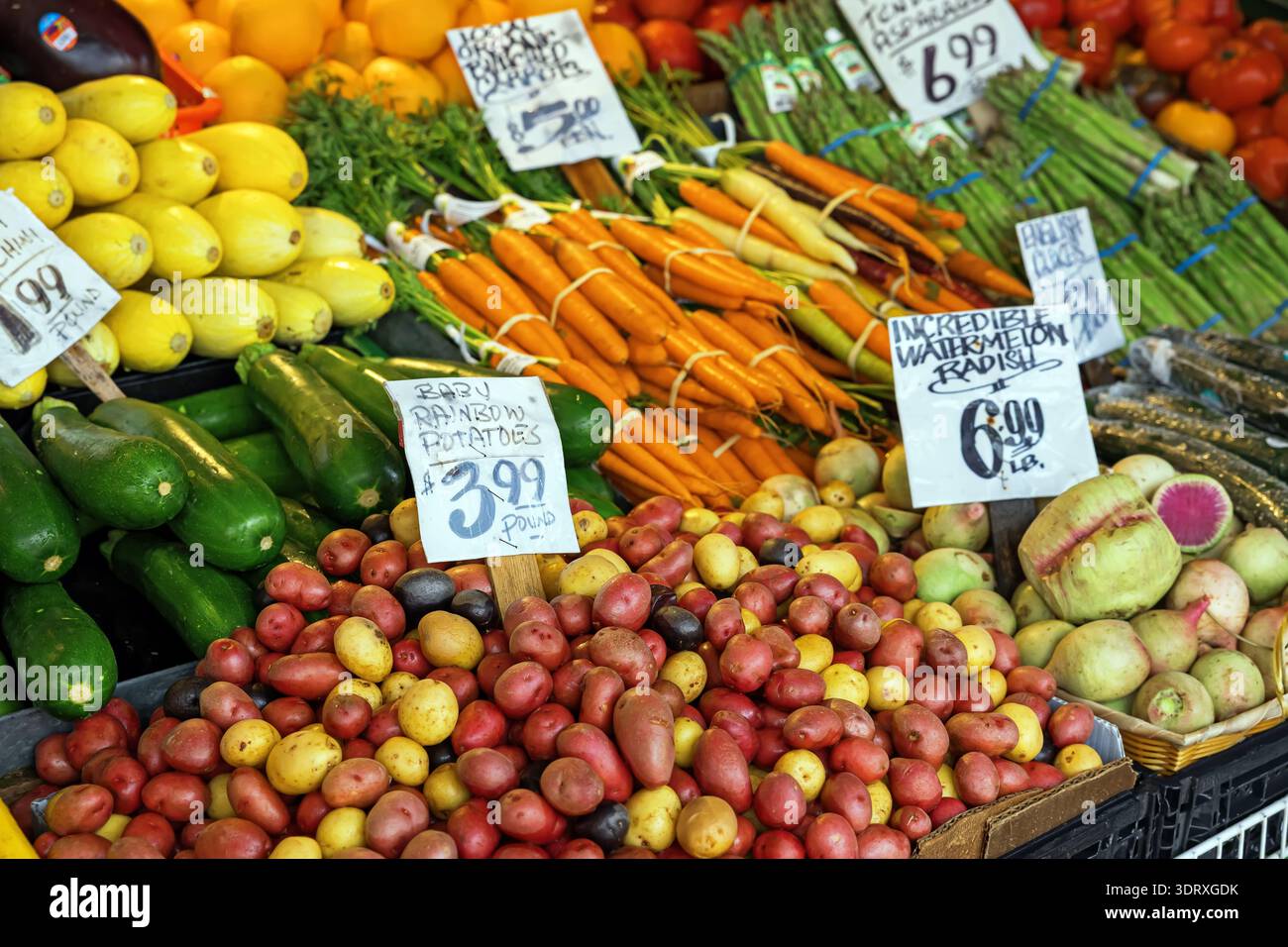 Affichage coloré du marché des agriculteurs de légumes frais avec des étiquettes de prix Banque D'Images