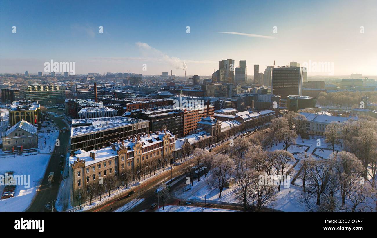 Skyline hivernale aérienne de Tallinn, Estonie, avec des gratte-ciel modernes et des parcs urbains enneigés Banque D'Images