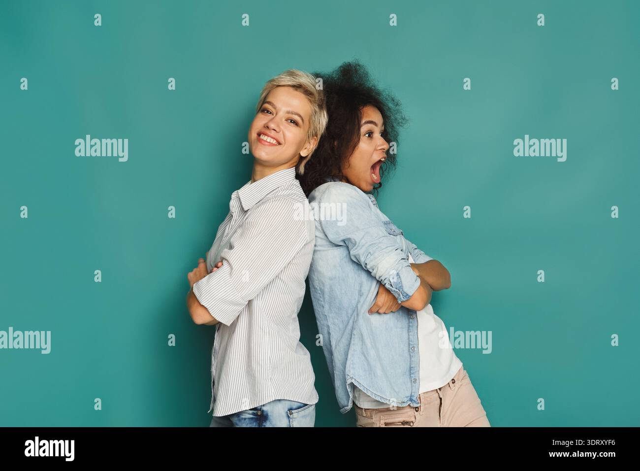 Deux femmes partagent un moment joyeux dans un ensemble de collage ludique sur un fond coloré Banque D'Images