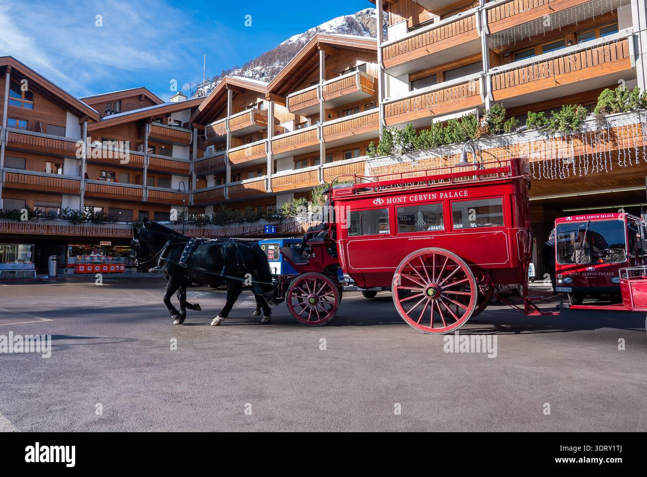Calèche du Mont Cervin Palace et toile de fond du Cervin sur Zermatt plaza Banque D'Images