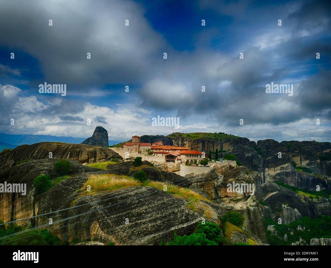 METERORA, GFEECE - 11 MAI 2025 - ancien monastère au sommet de falaises spectaculaires sous un ciel nuageux Banque D'Images