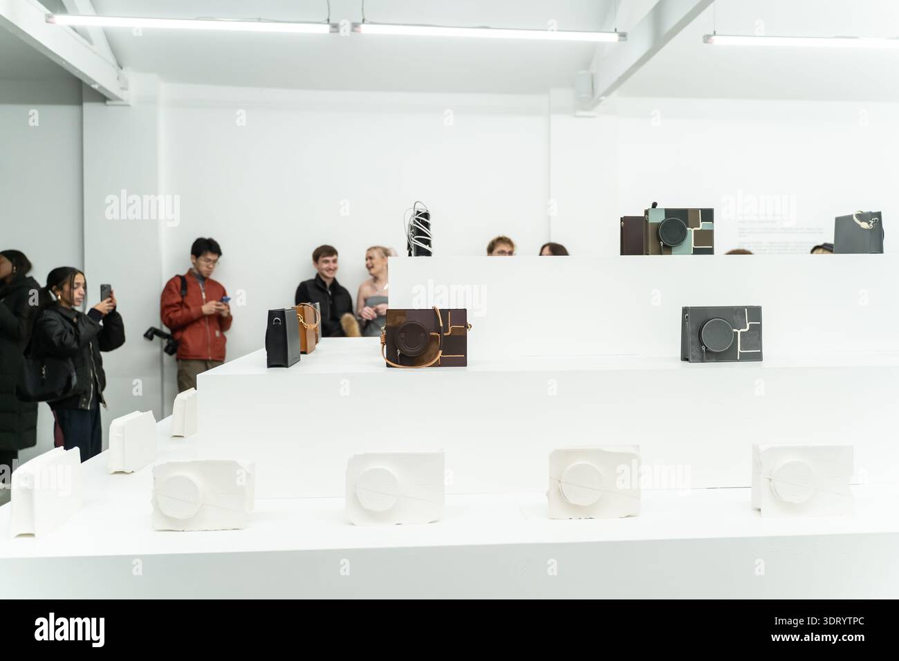 Londres, Royaume-Uni. 19 février 2026. Londres, Nosakhari présente la collection de sacs Modern circuit, une réinterprétation du classique Butler en collaboration avec Tega Akinola Credit : Independent photo Agency/Alamy Live News Banque D'Images