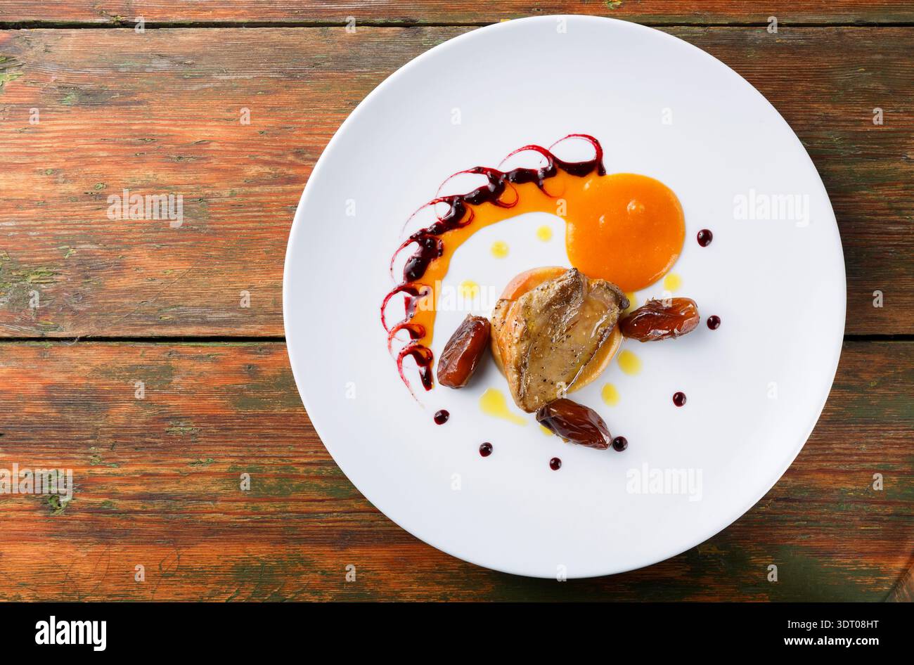 Creative Culinary Presentation propose un plat sur une assiette blanche avec des sauces colorées Banque D'Images