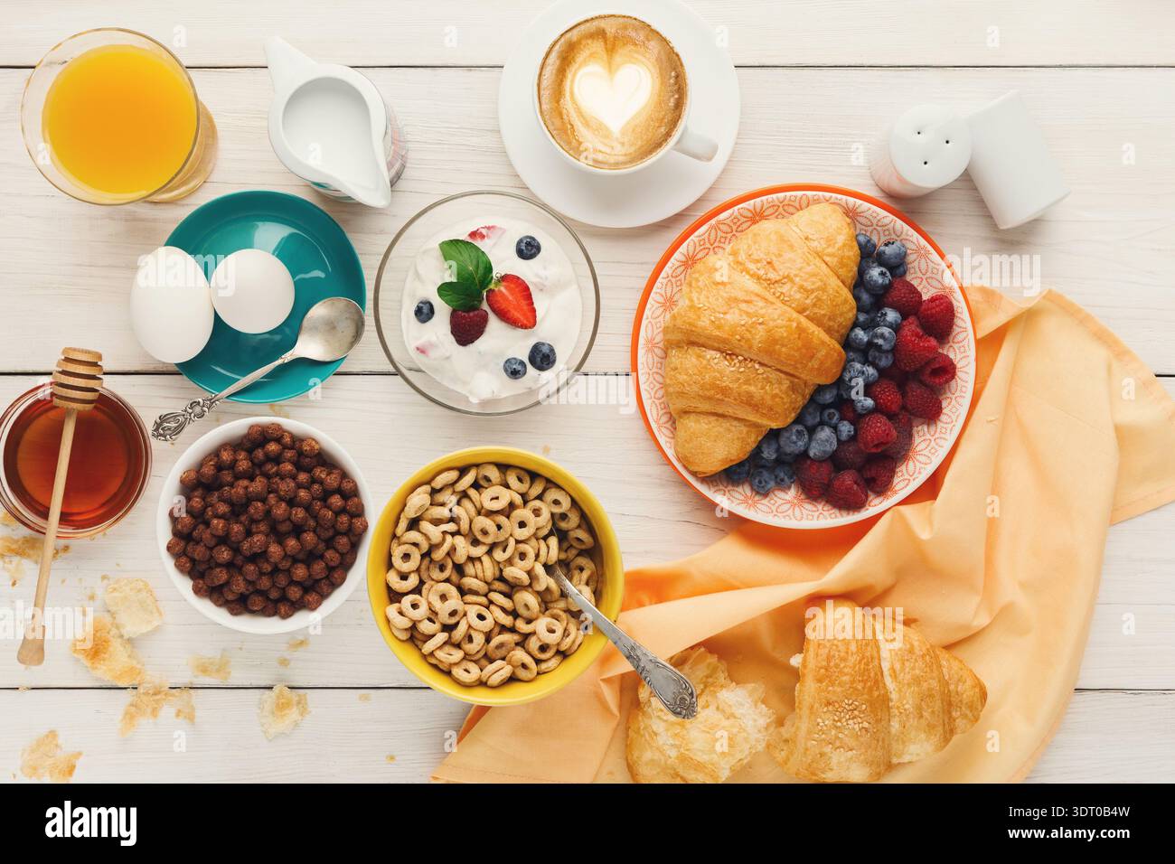 Différents types d'aliments de petit déjeuner disposés dans une collection colorée sur une table Banque D'Images