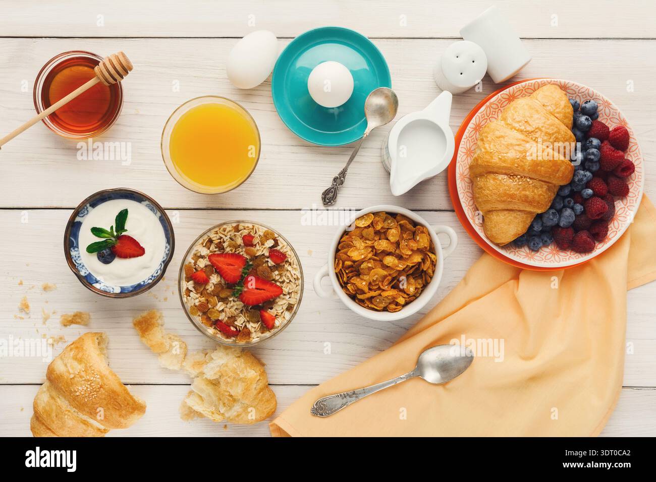 Collage petit déjeuner avec divers aliments et boissons sur une table en bois Banque D'Images