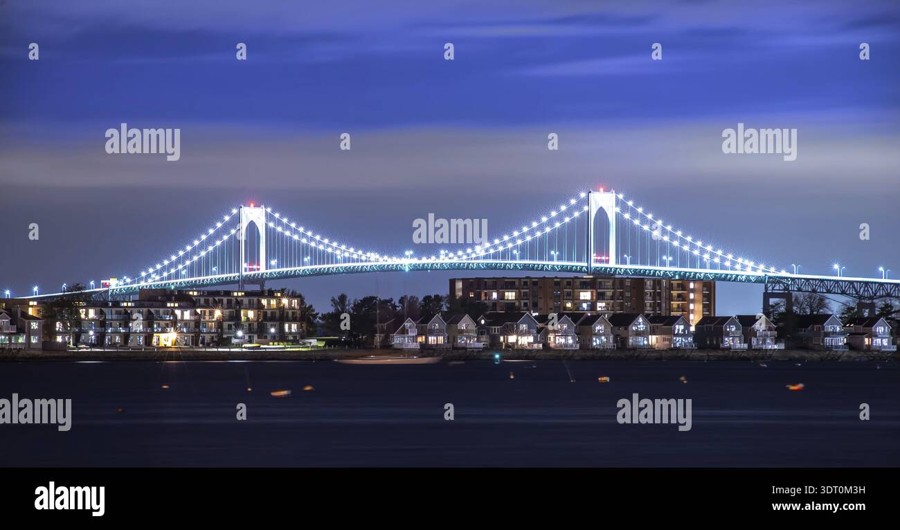 Claiborne Pell Bridge en arrière-plan la nuit à newport rhode Island Banque D'Images