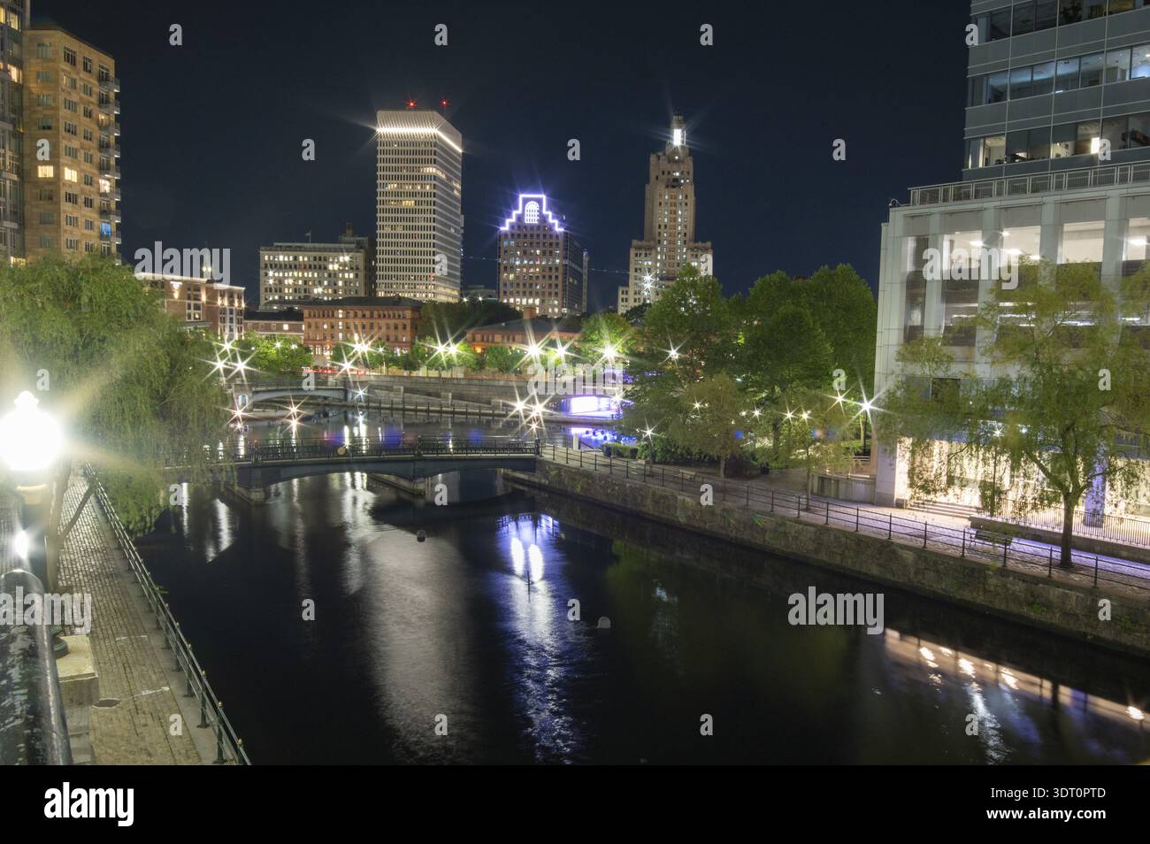 Providence, Rhode Island City Skyline at night le long de la rivière Providence Banque D'Images