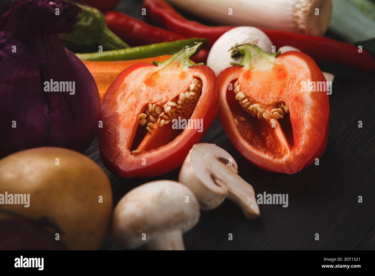 Collection de légumes frais disposés sur une table, présentant diverses couleurs et types pour la cuisson Banque D'Images