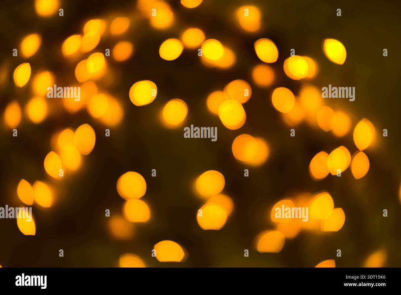 Lumières lumineuses créez une atmosphère charmante dans une collection vibrante de motifs Golden Bokeh Banque D'Images