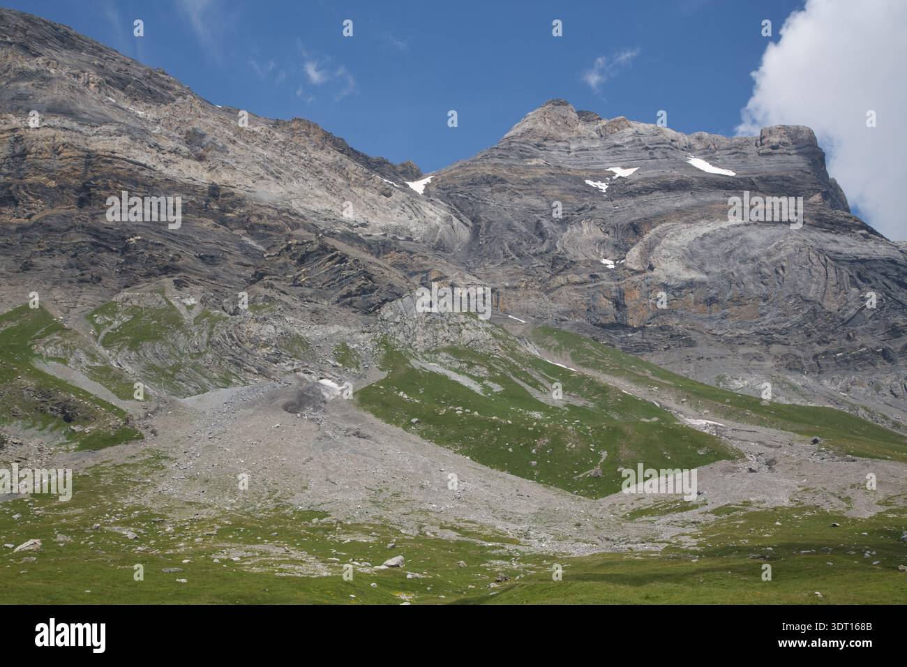 Superbe paysage montagneux à Derborence, en Suisse, avec des terrains rocheux et un ciel dégagé. Banque D'Images