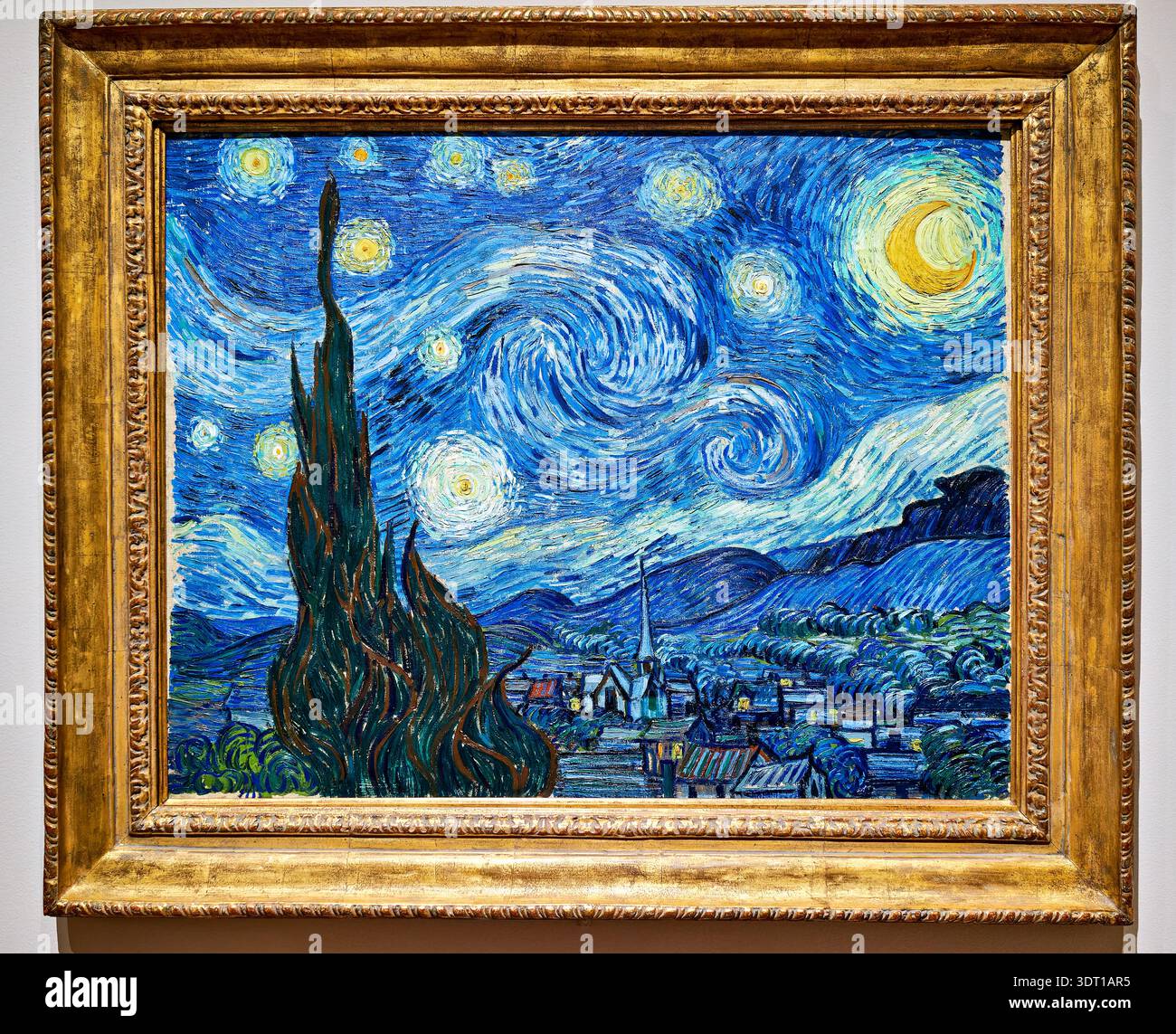 Les visiteurs admirent la nuit étoilée de Van Gogh au Museum of Modern Art de Manhattan, New York. La peinture capture une scène nocturne avec des étoiles tourbillonnantes. Banque D'Images