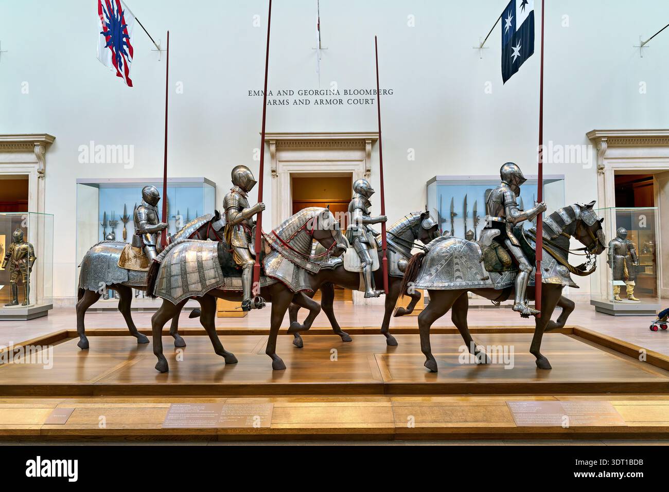 Quatre cavaliers en armure sont exposés au Metropolitan Museum of Art de Manhattan. Le cadre est le hall des armes et des armures. Banque D'Images