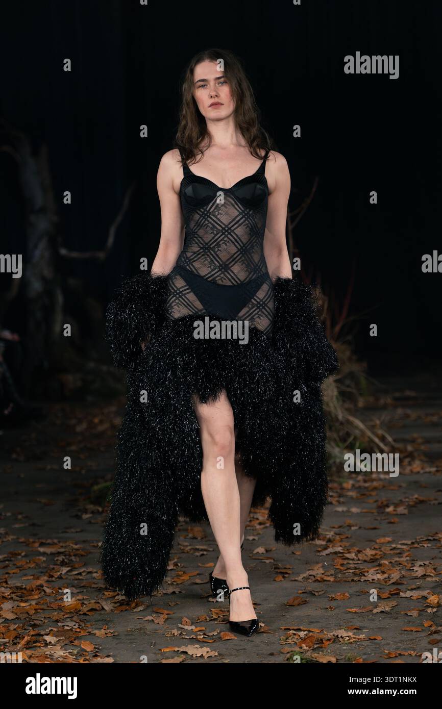 Londres, Royaume-Uni. 19 février 2026. Un mannequin marche sur la piste du salon Agro Fashion pendant la Fashion week de Londres. (Photo de Lounis Tiar/SOPA images/SIPA USA) crédit : SIPA USA/Alamy Live News Banque D'Images