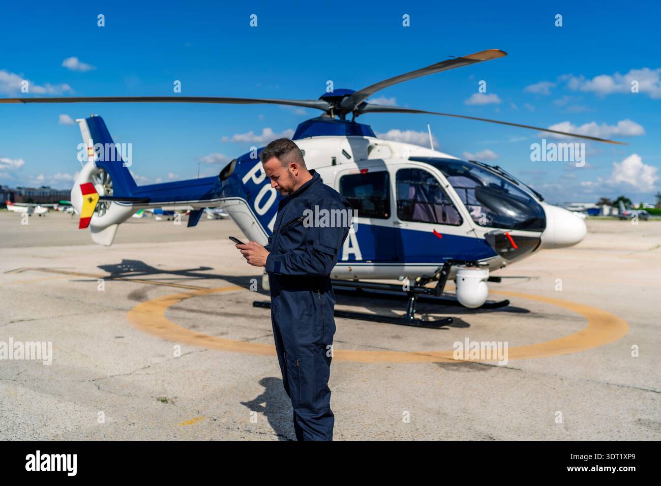 pilote d'hélicoptère regardant l'itinéraire avant le décollage Banque D'Images