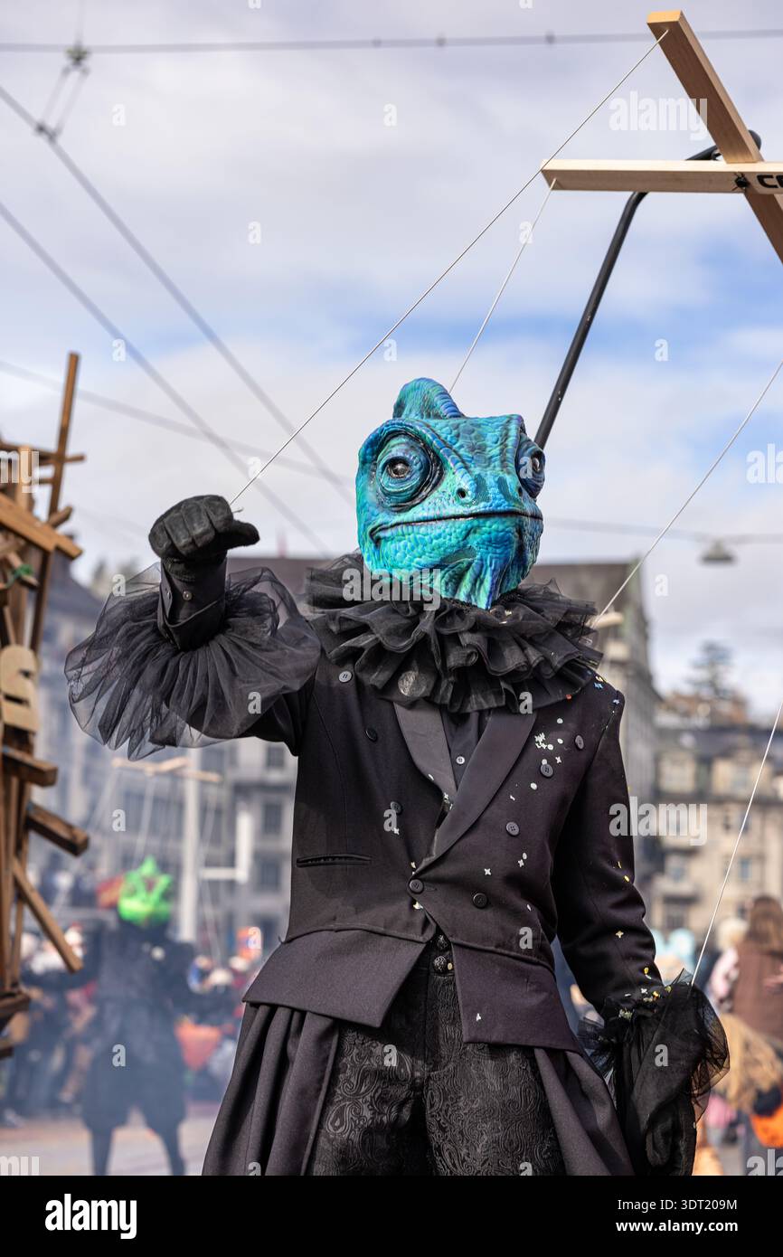 Fasnacht Carnival Performer portant un masque caméléon à Lucerne Banque D'Images
